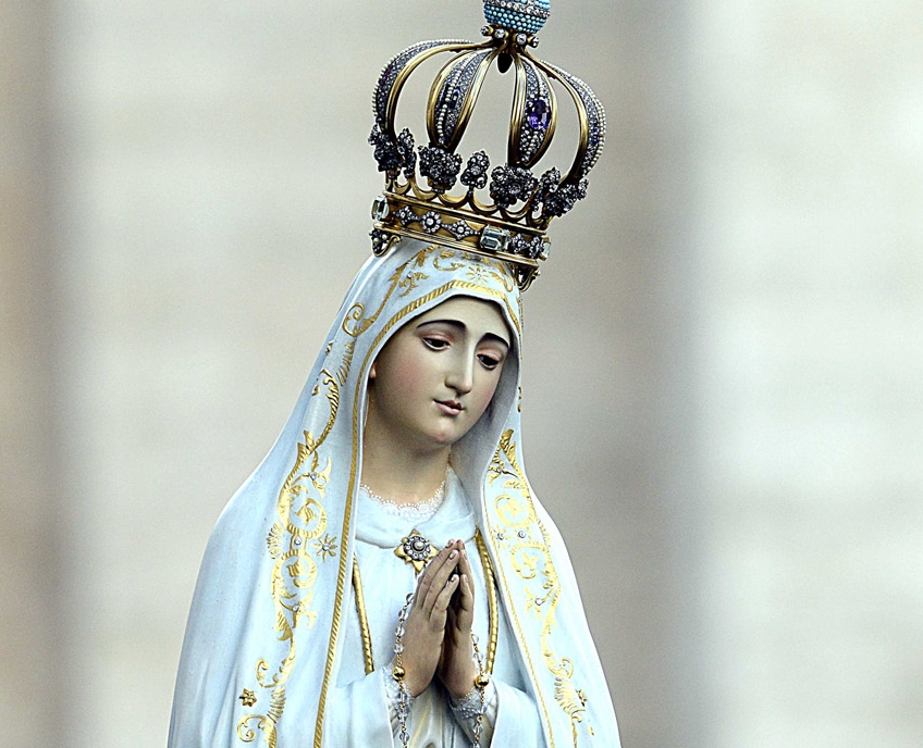 Fatima-Madonna in weißem Gewand und mit einer großen Krone auf dem Kopf.