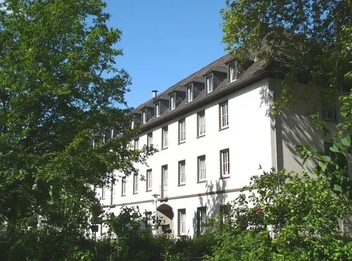Das Kloster der Franziskus-Schwestern in Krefeld, vom Garten gesehen.