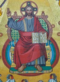 Christus sitzt auf einem Thron und segnet die Menschen